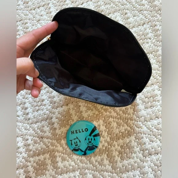 Oswald the Lucky Rabbit Pouch & Mini Mirror - Picture 4 of 5